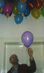 Georg Schober beim Pflücken der Luftballons.