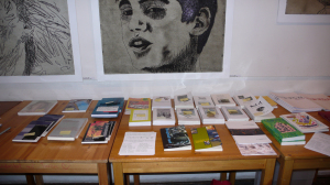 Büchertisch