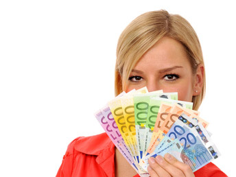 Junge Frau hält Geldscheine in der Hand © BildPix.de, fotolia