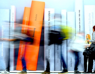 Menschen vor Riesenbüchern
