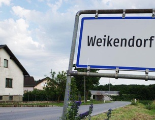Das Ortsschild in Weikendorf.