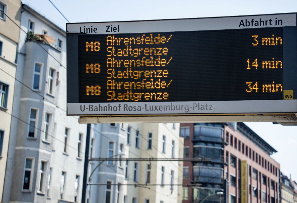 Digitale Anzeige der M8 mit angezeigten Stationen