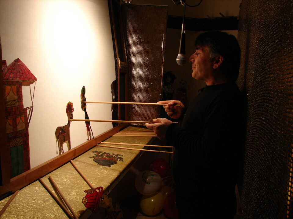Ein Karagöz-Puppenspieler bei der Arbeit.