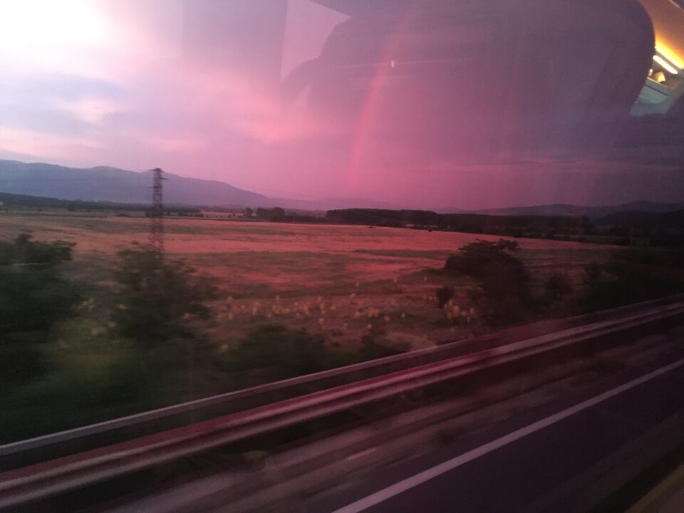 Blick aus dem Busfenster: Aufbruch in die Fremde Heimat.