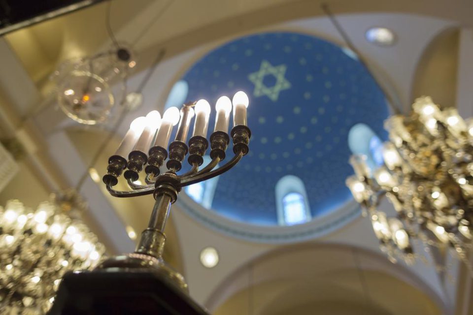 Menora auf einem Altar. 