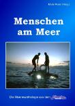 Menschen am Meer mit einer Buchklappe von Meereswissenschaftler Prof. Hans Fricke