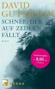 Schnee, der auf Zedern fällt