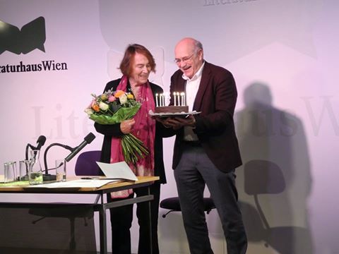 Bild könnte enthalten: 2 Personen, Personen, die lachen, Personen, die stehen und Anzug