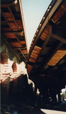 Bild-8-Zwei-A-train-Bruecken-Holz-von-unten