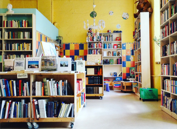 im Bild: der 'Berliner Büchertisch', Mehringdamm 51
