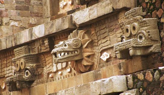 Darstellung der Gefiederten Schlange am Tempel des Quetzalcoatl in Teotihuacán