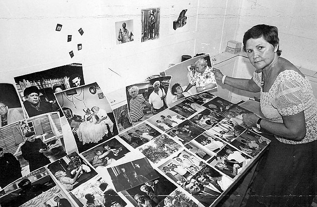 Zélia Gattai com várias fotos de Jorge Amado