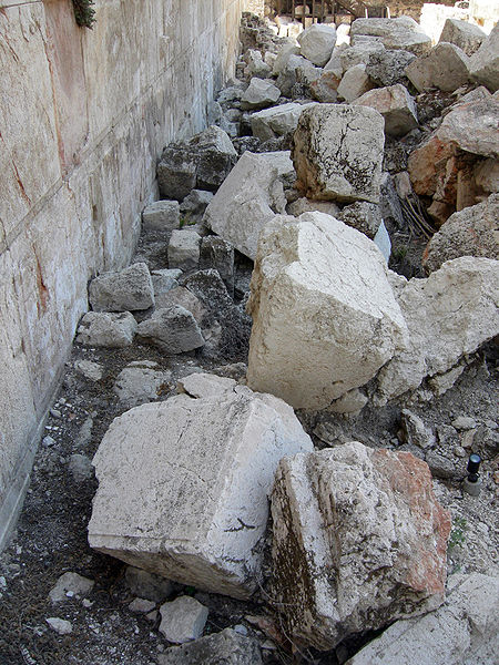 Von römischen Soldaten im Jahr 70 n. d. Z. aus der Westmauer des Tempelberges herausgerissene Steine