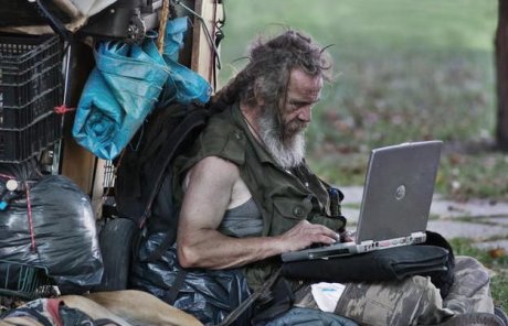 Obdachloser mit Laptop, Quelle: Gizmodo