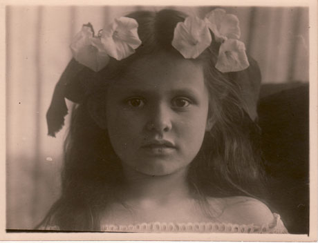 Erika Flume (spätere Müller), Charlottes Mutter als Mädchen, fotografiert auf Silberplatte von Charlottes Großmutter Anna Flume