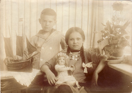 Erika Flume (spätere Müller), Charlottes Mutter, gemeinsam mit ihrem Bruder Otto, fotografiert auf Silberplatte von Charlottes Großmutter Anna Flume