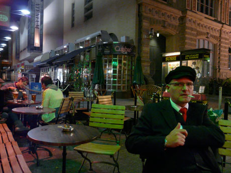 Vor der Bar »Hemingway's« im Zentrum von Helsinki