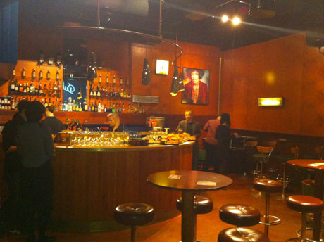 Lutz Seiler (Mitte rechts) an der Bar des »Dubrovnik«