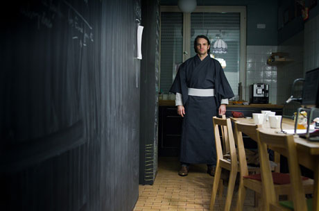 Hauptdarsteller Mirkus Hahn probiert Ed Rosens Kimono
