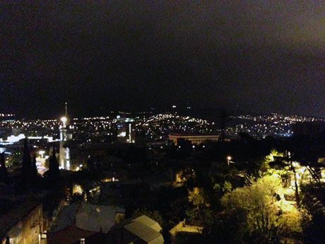 Blick auf Tbilissi bei Nacht