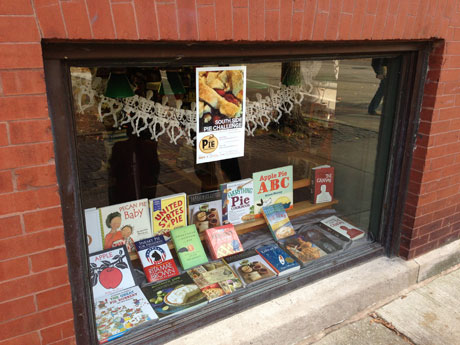»The Canvas« im Schaufenster von »57th Street Books« in Chicago