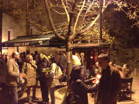 Nächtliches Künstlertreffen im Straßencafé