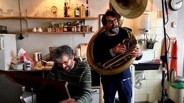 Die Musiker und Komponisten  Markus und Micha Acher bei Proben zum Hörspiel "This is Ben Hecht ... reporting live from the Revolution" von Andreas Ammer und Markus Acher | Bild: Andreas Ammer 