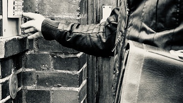 Mann an Klingeschild | Bild: picture alliance