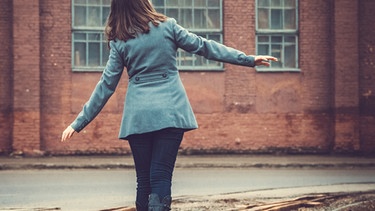 Mädchen auf Gleisen | Bild: Colourbox