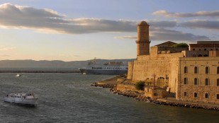 Das historische Fort Saint-Jean an der Einfahrt zum Alten Hafen (Vieux-Port) in Marseille im Abendlicht. (picture-alliance / Maxppp Launette Florian)