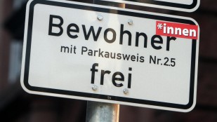 Ein Verkehrsschild mit der Aufschrift "Bewohner mit Parkausweis frei" wurde mit einem Aufkleber gegendert. (imago / Ralph Peters)