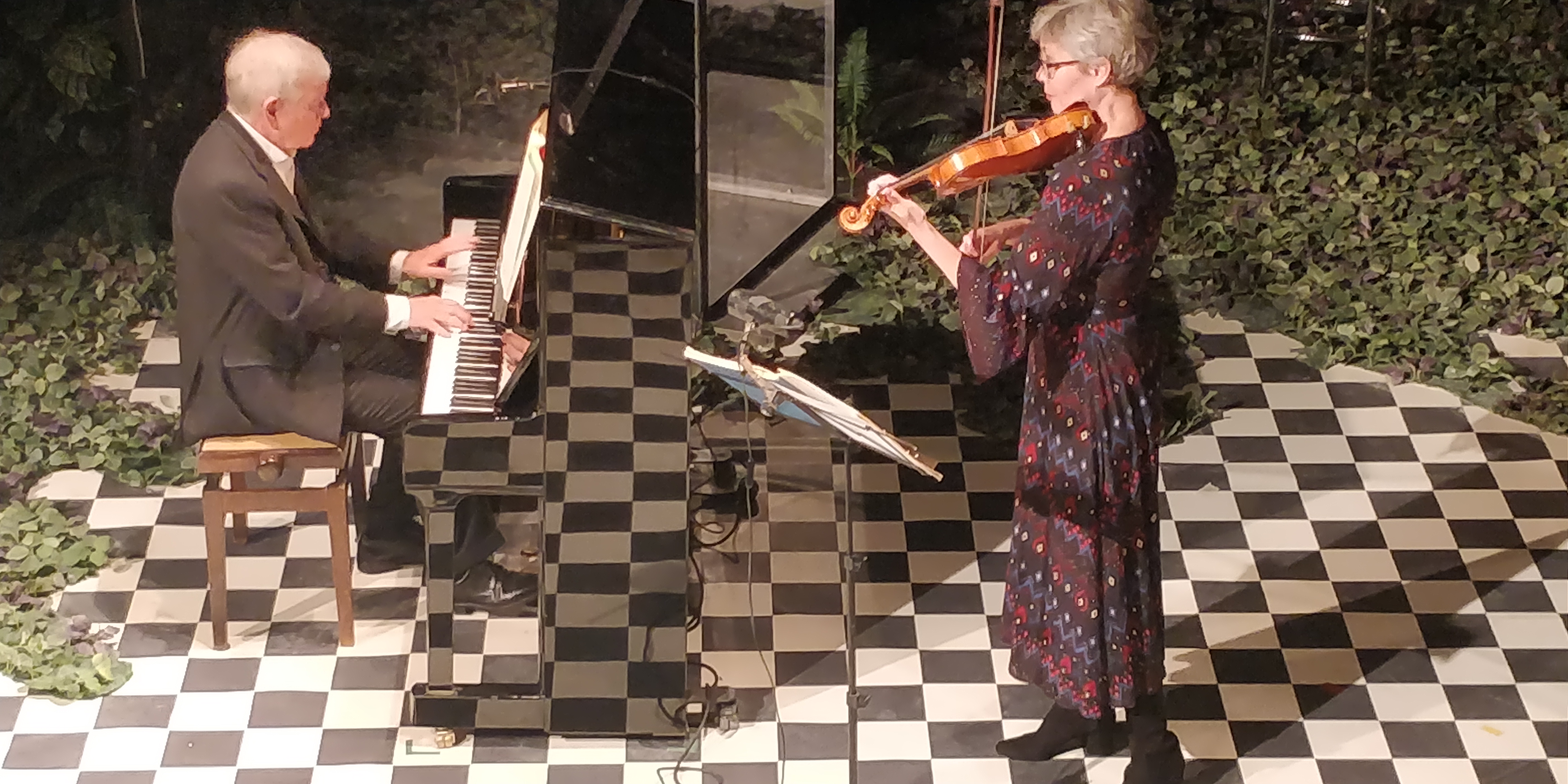 Armin Thurnher am Klavier und Annette Bik an der Geige