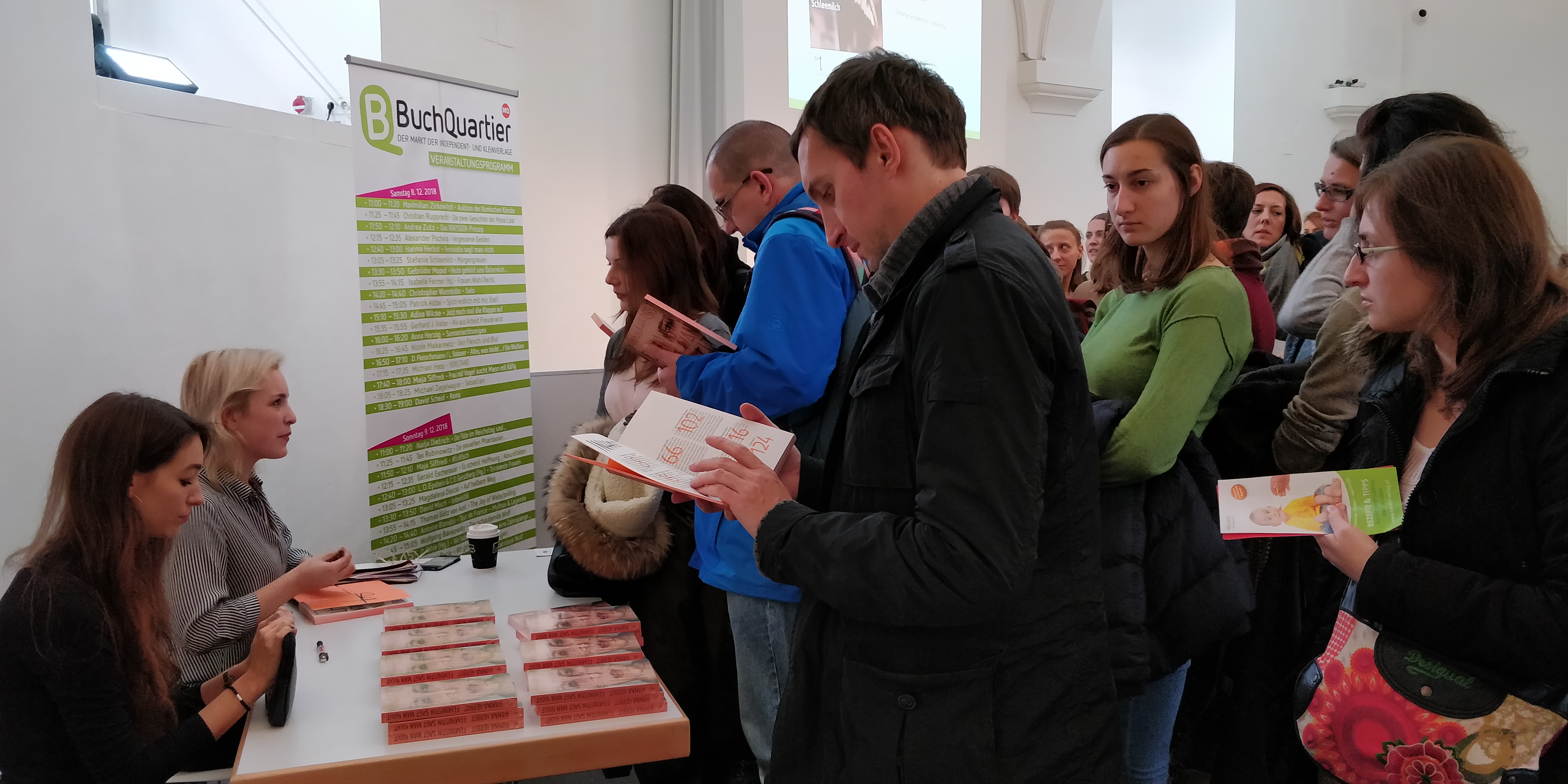 Hanna Herbst beim Signieren