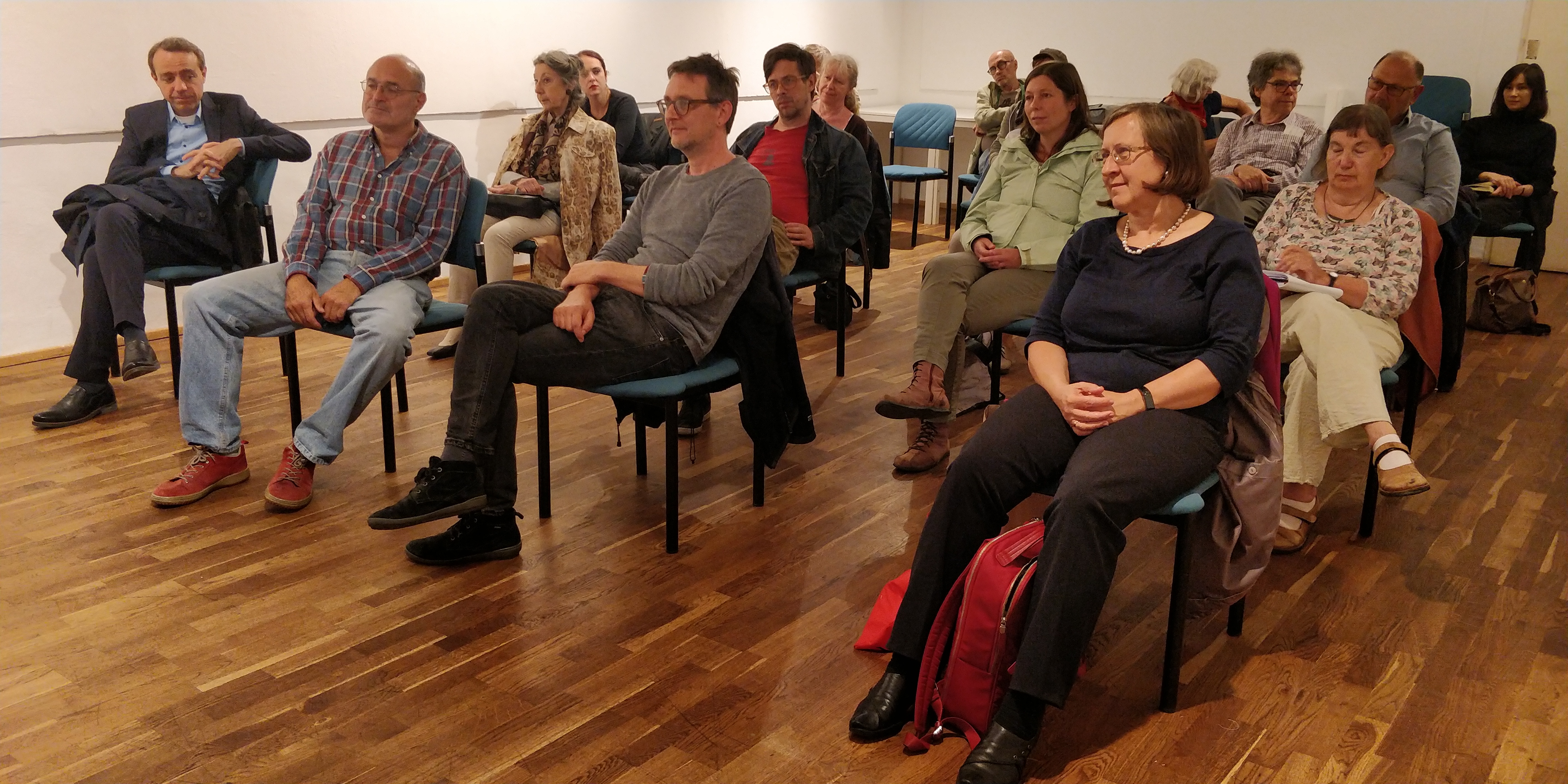 Publikum beim Abstandhalten