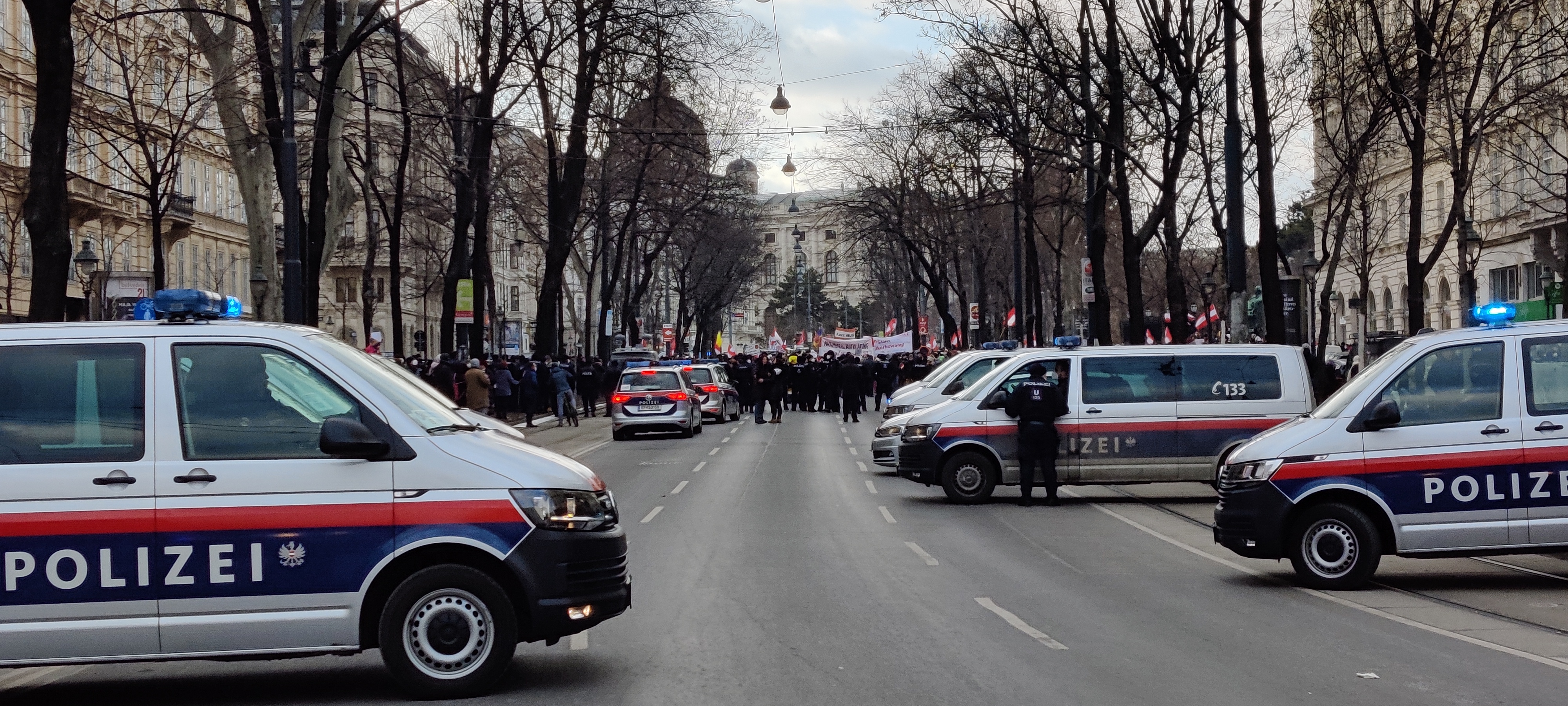 Was machma jetzt mit der Demo? (Die Polizei fragt sich am Opernring.)