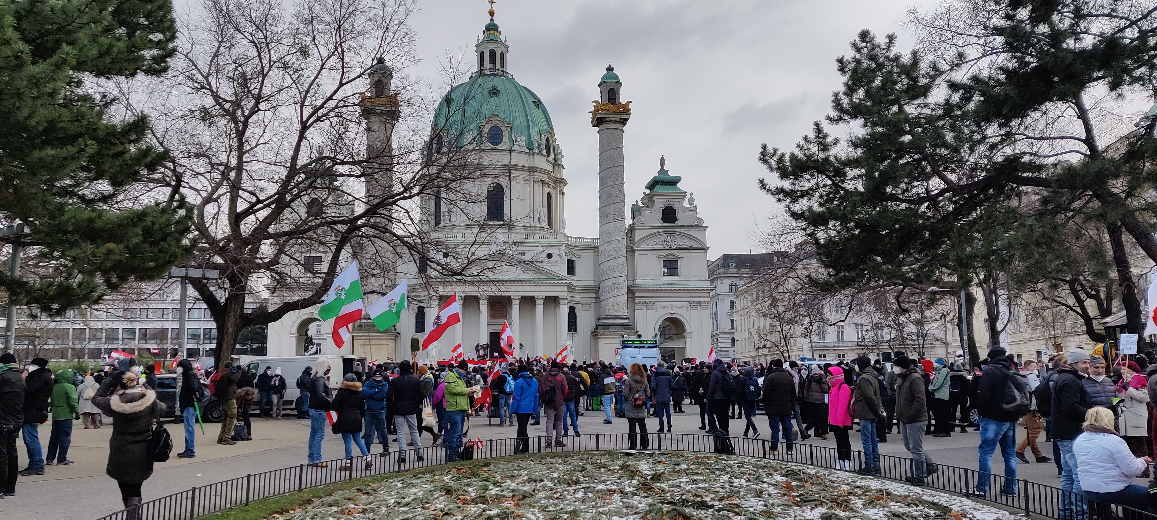 Vor der Karlskirche