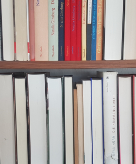 My white male bookshelf steht bei Julietta Fix