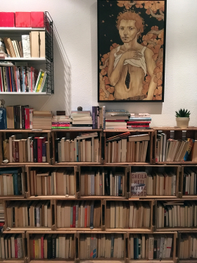 My white male bookshelf steht bei Christian Dittloff, Autor