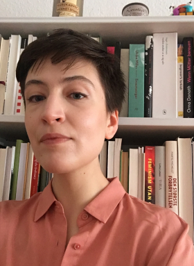 Rebecka Kärde, Kritikerin, Übersetzerin und Lyrikerin vor ihrem My white male bookshelf