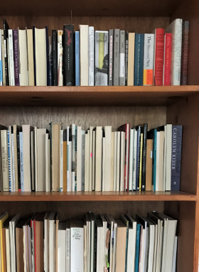 My white male bookshelf steht bei Eleanor Goodman, amerikanische Lyrikerin und Übersetzerin aus dem Chinesischen