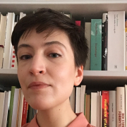 Rebecka Kärde, Kritikerin, Übersetzerin und Lyrikerin vor ihrem My white male bookshelf