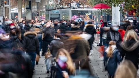 Reger Betrieb herrscht auf der Frankfurter Einkausmeile Zeil am Samstag des zweiten Adventswochendes 