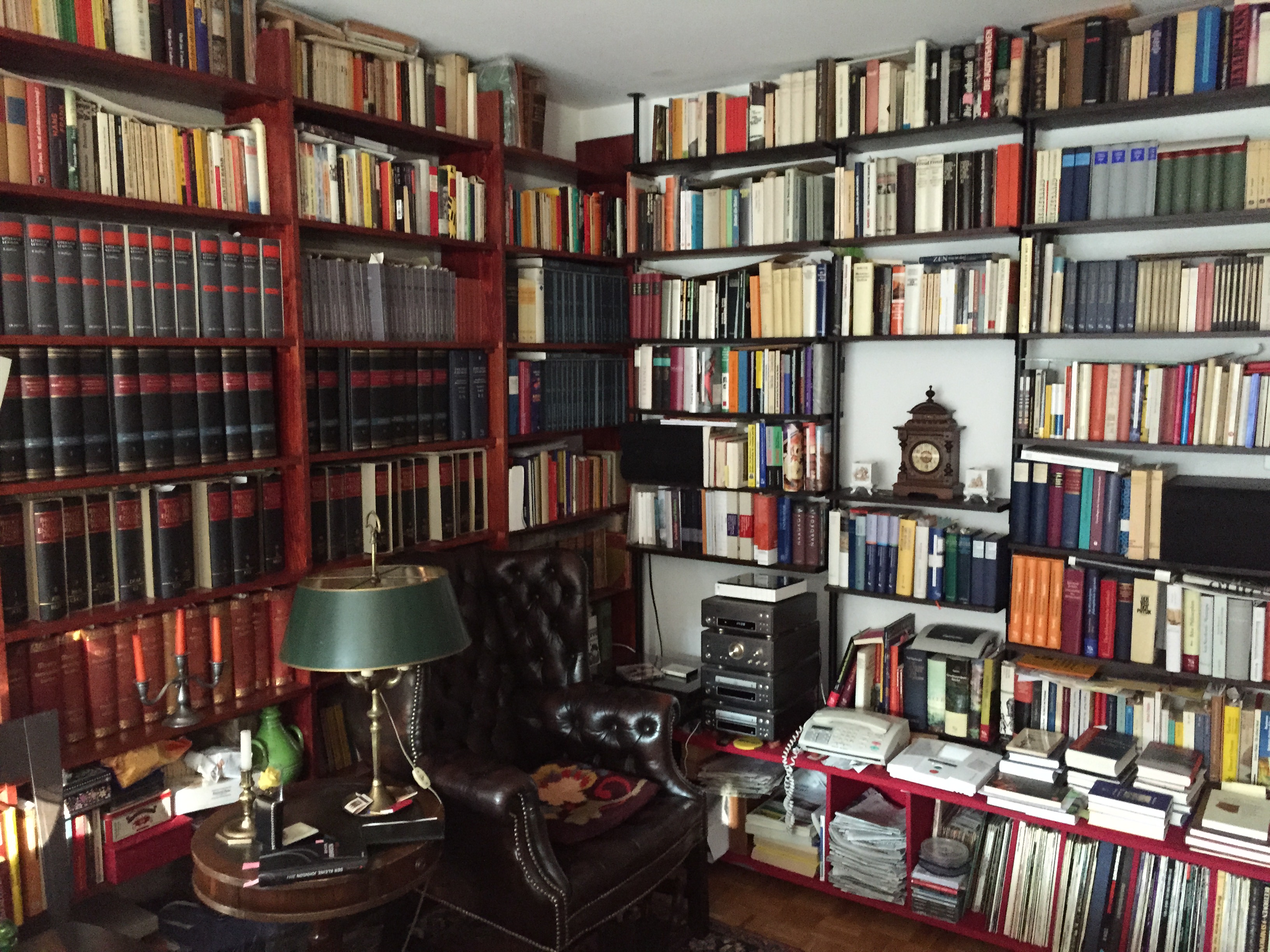 Einige von Dieter Fortes Bücherwänden in seiner Basler Wohnung