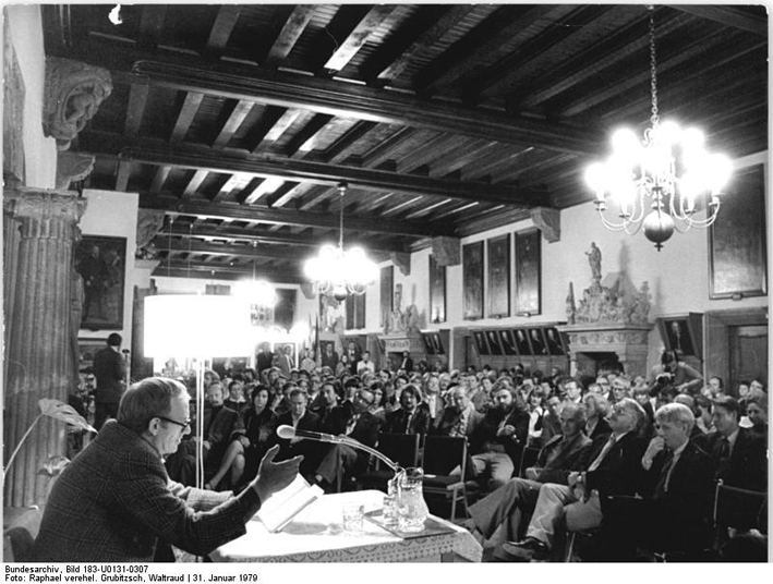 Anläßlich der 150-Jahrfeier des Verlages Philipp Reclam jr. lasen Schriftsteller am 18.9.1978 im Alten Rathaus aus ihren Werken. UBz.: Hermann Kant | Bundesarchiv, Bild 183-U0131-0307 / Raphael (verehel. Grubitzsch), Waltraud / CC-BY-SA 3.0