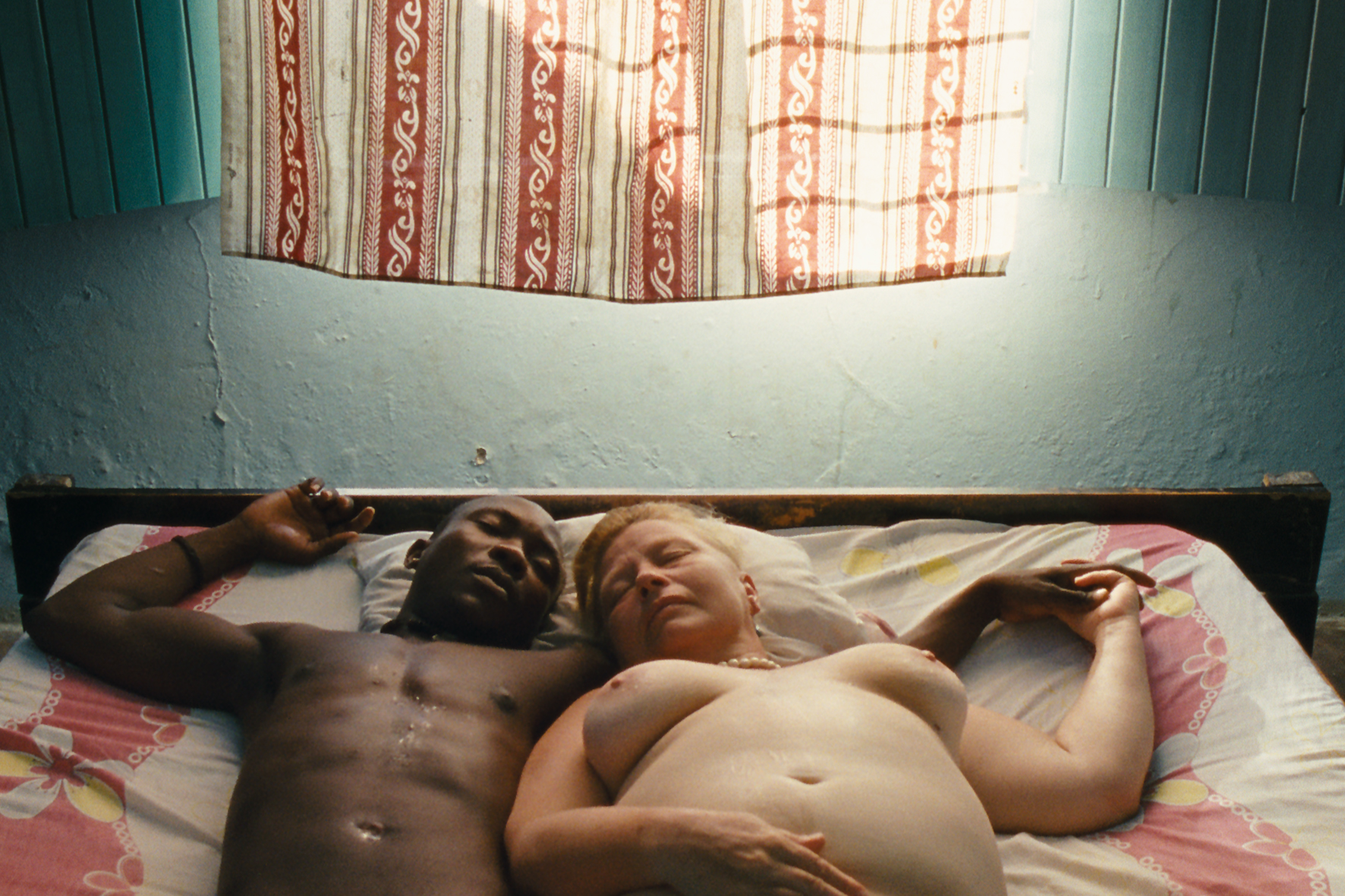 Der Traum vom bedingungslosen Sex geht für Teresa (Margarethe Tiesel) mit dem Beachboy Salama (Carlos Mkutano) in Erfüllung. Doch der Wunsch nach Anerkennung bleibt. © Neue Visionen Filmverleih