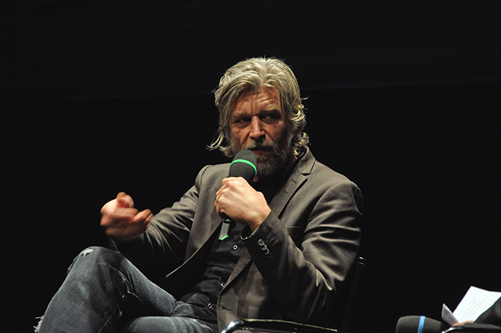 Karl Ove Knausgård hält nicht viel von der Moderne: »Es ist eine einfachere und bessere Welt, aber vielleicht ist es nicht einmal mehr eine Welt?«