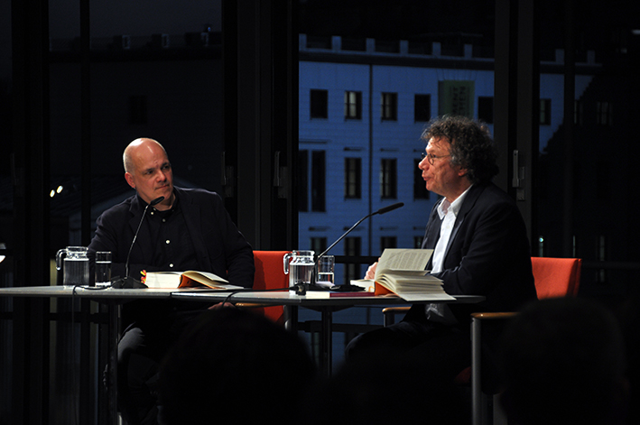 »Ich erfahre so viel über den untergegangenen Westen und über die Gegenwart - erst jetzt weiß ich, dass ich mir genau so einen Roman über dieses Land schon immer gewünscht habe.« Ingo Schulze