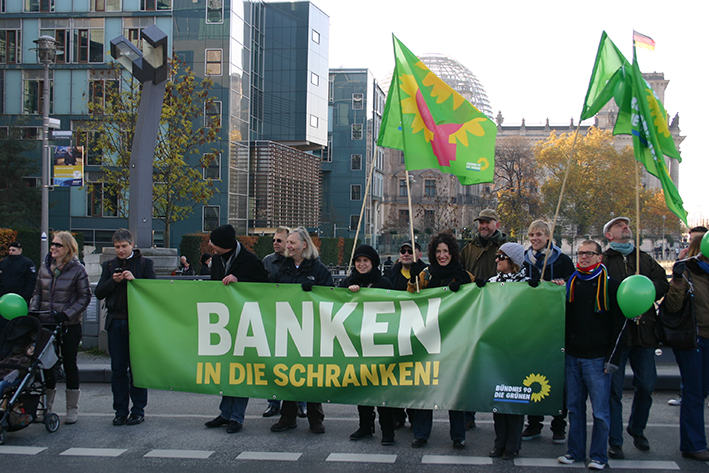 Mitglieder von Bündnis 90/Die Grünen während einer Demonstration für Bankenregulierung in Berlin im November 2011 (CC BY 2.0)
