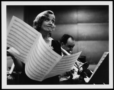 Marlene Dietrich Marlene Dietrich bei Aufnahmen im Studio von Columbia Records im November 1952, © Eve Arnold/Magnum Photos
