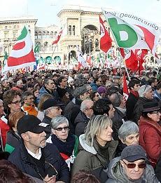 20&#039;000 Anhänger der Linken auf dem Domplatz in Mailand am Sonntag, 17. Februar